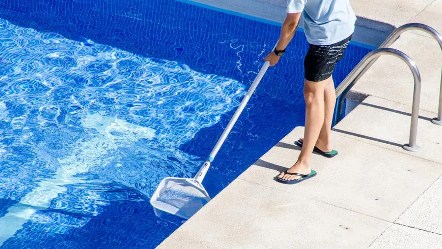 Rensar pool underhållning